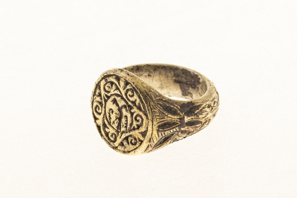 Massive gilded "royal" ring from the 14th century